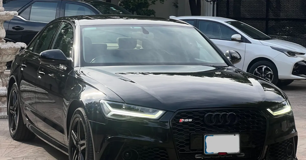 Rent a car in Lahore - handing over the keys of a rental car